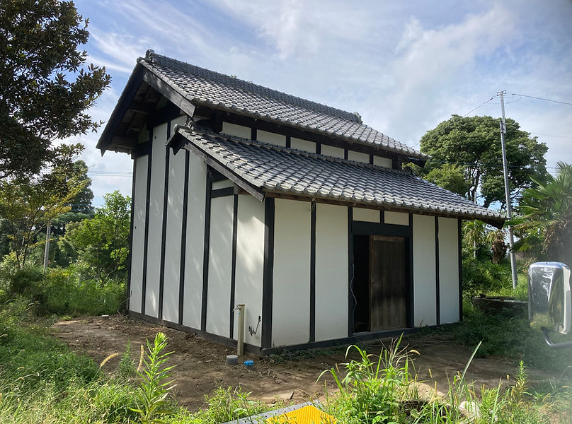 白壁と黒い木組みの古民家外観