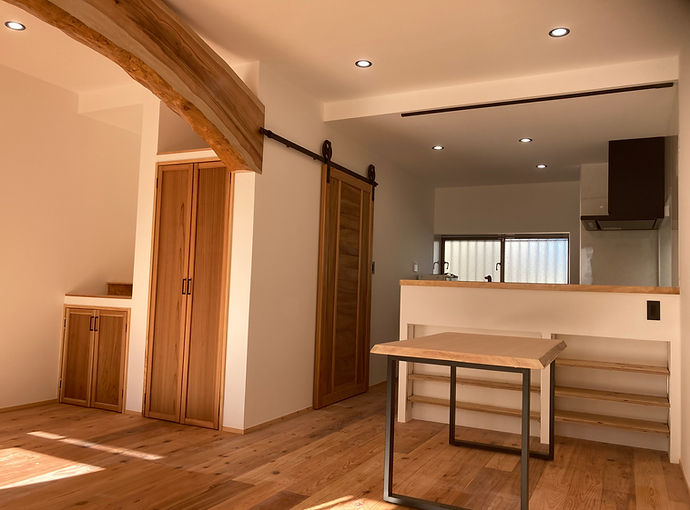 無垢材の床と造作建具のあるダイニング